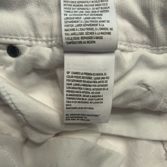 American Eagle White Stretch Distressed Mom Jeans Size 12 X-Short - Picture 8 of 8